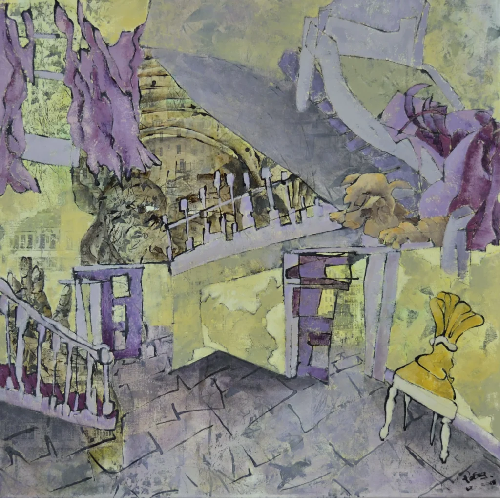 Een verstilde, dromerige ruimte waarin werkelijkheid en herinnering in elkaar overvloeien. Bleekgeel en zacht paars ademen door de kamer als vervagend licht. Een trap slingert omhoog langs fragiele balustrades, terwijl deuren halfopen lijken naar andere, onbestemde plekken. Op de achtergrond tekent zich een gezicht af van een vrouw dat uit het niets lijkt op te doemen. Vormen lossen op in elkaar, een zwevende stoel, flarden stof die als gedachten door de lucht hangen, en vage echo’s van architectuur die zich niet helemaal laten vastgrijpen. Alles lijkt tegelijk aanwezig en verdwenen, als een herinnering die net buiten bereik blijft. Een schilderij over het onvoltooide, over verhalen en levens die geen duidelijke afronding kennen, maar blijven bestaan in een open, zoekende vorm.