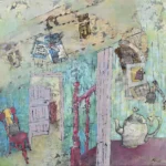 Een zachte, verhalende ruimte waarin tijd lijkt te druppelen langs verweerde muren in tinten van groen en blauw. Terwijl in de achtergrond vage, bijna opgeloste, huizen en gevels opdoemen, als echo’s van een stad die langzaam vervaagd. Een halfopen deur nodigt uit naar een andere kamer, waar flarden van een gezicht van een vrouw als herinnering in het hout blijven hangen. Een rood stoeltje wacht stil, terwijl bovenin de lucht een koffer zijn geheimen prijs geeft van de reis die het heeft gemaakt, als losgeraakte fragmenten van een leven. Aan de zijkant rust een oude theepot, zwaar en zwijgend, alsof hij talloze gesprekken heeft bewaard. De trap stijgt voorzichtig omhoog, zonder haast, zonder bestemming. Alles in de ruimte ademt een stille melancholie: een plek waar verhalen niet verdwijnen, maar zachtjes blijven rondzweven. Een schilderij over tijd die zich niet laat ordenen, over herinneringen en momenten die blijven rondzwerven, los van begin of einde, als reizigers zonder vaste bestemming.