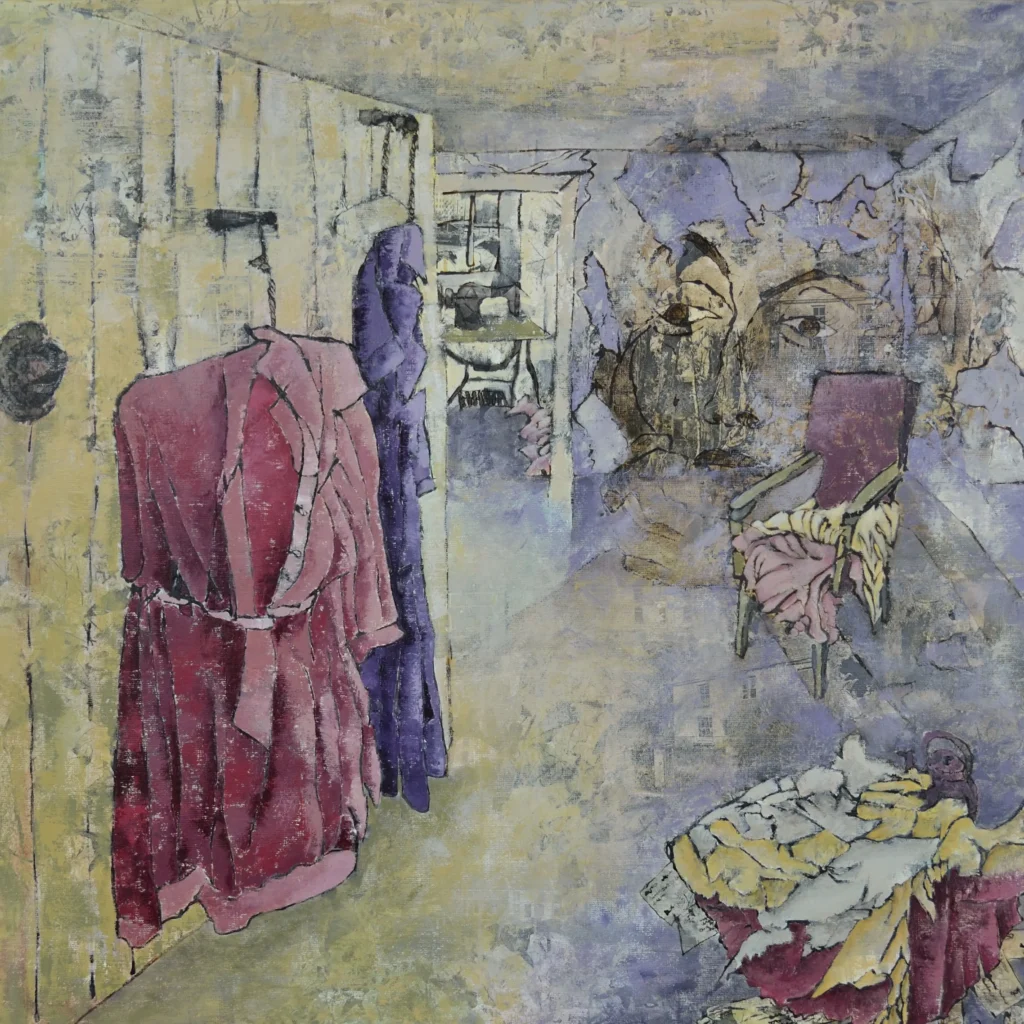 Een stille kamer waarin verleden en heden zacht in elkaar overvloeien. Aan de muur hangen verlaten kledingstukken, een roze jurk en een paarse jas, alsof ze nog de vorm van hun drager herinneren. Een open deur leidt naar een andere ruimte, vaag en ongrijpbaar, als een herinnering die net niet scherp wil worden. Op de achtergrond tekent zich een gezicht af van een vrouw in verweerde lagen verf, broos en breekbaar, alsof het langzaam uit de muur zelf tevoorschijn komt. Daarachter, bijna opgelost in het oppervlak, verschijnen vervaagde huizen, fragiele contouren van gevels en ramen als echo’s van een buitenwereld die ooit helder was maar nu slechts als een fluistering aanwezig blijft. Voorgrond en achtergrond fluisteren door elkaar heen: een stoel met neergelegde kleren, een lichaam dat er niet meer is, slechts gesuggereerd. Alles draagt een zachte weemoed, een plek waar tijd is blijven hangen, waar afwezigheid tastbaar wordt en herinneringen zich vastzetten in stof en stilte. Een schilderij over wat niet wordt uitgesproken, over de stille dialogen die zich afspelen in onszelf, in ruimtes, in de afwezigheid van anderen, en die toch voelbaar blijven.