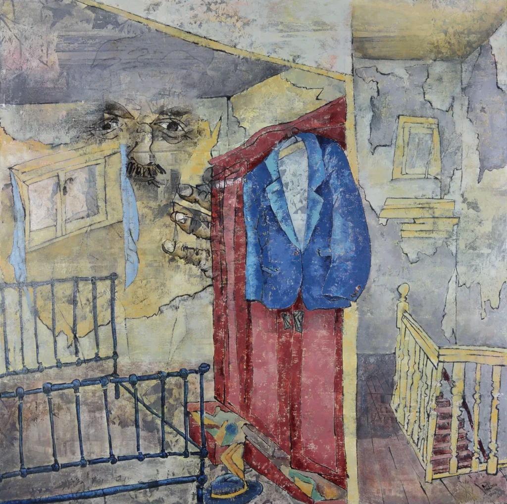 Een vervreemdende kamer waar stilte zich vastzet in afbladderende muren en scheve lijnen. Een leeg jasje hangt als een vergeten aanwezigheid, zonder lichaam maar zwaar van herinnering. Daarachter zweeft een gezicht van een man, doorleefd, broos, dat uit het niets lijkt op te doemen, alsof de ruimte zelf begint te kijken. Door de verweerde vlakken heen verschijnen in de achtergrond vage huizen, lichte contouren van gevels en ramen die als herinneringen door de muur heen sijpelen, een buitenwereld die niet langer vast te grijpen is maar zich nog zacht laat vermoeden. Een hand reikt aarzelend naar voren, half gevormd, als een gedachte die nog geen woorden heeft gevonden. Bedframe, trappen en ramen verschuiven in een fragiele werkelijkheid. Alles ademt een stille spanning, een plek waar iets is achtergelaten, waar iemand net is verdwenen, en waar de muren nog fluisteren wat niet meer gezegd kan worden, ook daar in die half vervaagde huizen die blijven nazinderen in het beeld. Een schilderij over wat achterblijft wanneer niemand meer kijkt, over de sporen van leven die zich vastzetten in een ruimte en daar blijven, als stille getuigen van wat ooit was.