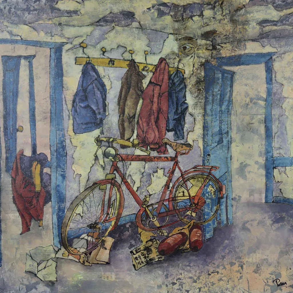 Een verweerde gang waar de tijd in lagen van verf en barsten blijft hangen. Aan een kapstok rusten jassen in stilte, alsof ze wachten op iemand die niet meer terugkomt. Daaronder staat een rode fiets, licht scheef, als een stilstaand moment dat ooit in beweging was. Uit de muur kijkt een gezicht van een man, half verborgen, half aanwezig, een blik die alles heeft gezien en toch niets prijsgeeft. Door de verweerde oppervlakken heen verschijnen vage huizen die zich als schaduwen in de achtergrond nestelen, alsof een vergeten straat zich langzaam door de muren heen dringt. Open deuren leiden naar een andere ruimte, waar echo’s van dagelijkse handelingen nog zacht nazinderen. Op de grond liggen kleine sporen, schoenen, papier, als achtergelaten fragmenten van een leven dat zich hier heeft afgespeeld. Alles ademt een zachte vergankelijkheid: een plek waar herinneringen blijven hangen, zelfs wanneer alles al voorbij is. Een schilderij over terugkijken zonder echt te kunnen terugkeren. Over hoe voorwerpen blijven getuigen, zelfs wanneer mensen verdwijnen. En over hoe een ruimte soms meer weet dan degene die haar betreedt.