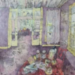 Een kamer in zachte paarstinten waar de tijd zich heeft neergelegd op een tafel vol kleine, zwijgende voorwerpen. Een fles, een verrekijker, een horloge, brief en een bril, alles ligt daar als stille getuigen van momenten die ooit betekenis droegen. Door openstaande deuren glijdt het oog naar een andere ruimte, waar een eenvoudige tafel en een theepot wachten in het bleke licht. In de achtergrond, bijna versmolten met de verf en het oppervlak, verschijnen vage huizen, lichte contouren van gevels en ramen die als herinneringen door de ruimte heen zweven, een buitenwereld die slechts nog in flarden aanwezig is. Gordijnen bewegen nauwelijks, alsof zelfs de lucht hier voorzichtig is. In de muur verschijnt een gezicht van een man, vaag en doorleefd, dat meekijkt zonder zich op te dringen, een herinnering die niet wil verdwijnen. De kamer ademt een bedachtzame rust, waarin elk object een verhaal bewaart en de tijd zelf zachtjes blijft door fluisteren, tot in die verre, half opgeloste huizen die stil blijven meekijken. Een schilderij over het moment waarop tijd geen lijn meer is, maar een ruimte wordt. Een plek waarin je kunt blijven hangen, waarin herinneringen en objecten samen een stille, onontkoombare aanwezigheid vormen.