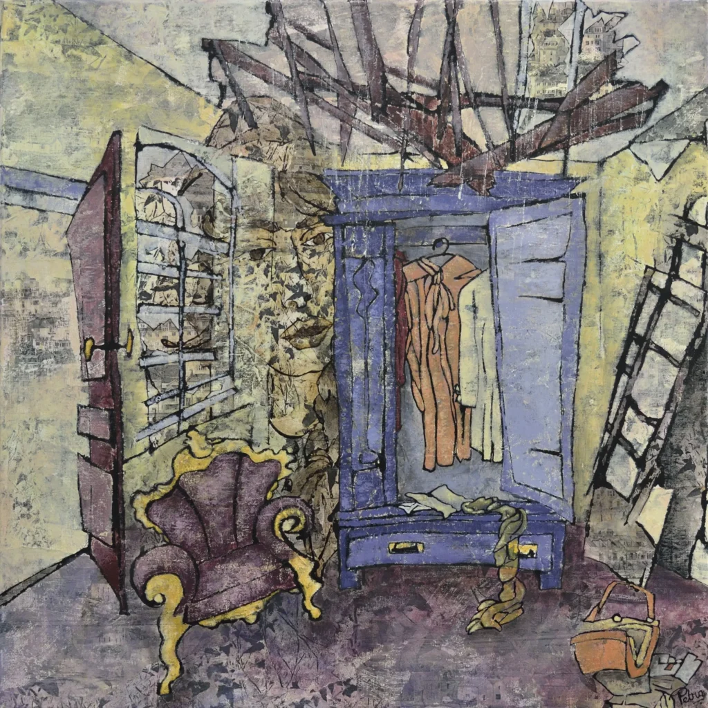 Een ruimte die tegelijk openbreekt en zich sluit, waar een kast haar deuren heeft geopend als een herinnering die niet langer verborgen wil blijven. Binnen hangen kleren, leeg maar beladen, alsof ze nog fluisteren over wie ze ooit droeg. Naast de kast wacht een sierlijke stoel, zacht en stil, terwijl een deur zich opent naar een wereld die even broos en gelaagd is als de kamer zelf. Door de verweerde lagen heen verschijnen in de achtergrond vage huizen, lichte contouren van gevels en daken die zich als een herinnering door het beeld heen vlechten, een buitenwereld die zich niet laat losmaken van het interieur. Bovenin splintert het plafond uiteen in donkere lijnen, als gedachten die zich niet meer laten ordenen. In de ruimte verschijnt een gezicht van een vrouw, doorleefd, half zichtbaar, dat alles overziet zonder zich vast te leggen. De ruimte ademt spanning en kwetsbaarheid: een plek waar binnen en buiten, heden en verleden, zich langzaam met elkaar verweven, tot in die verre, half vervaagde huizen die stil aanwezig blijven. Een schilderij over het moment waarop je beseft dat tijd niet abrupt verdwijnt, maar langzaam wegglijdt. Stil, bijna onmerkbaar, totdat je ziet dat niets meer is zoals het was.