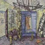 Een ruimte die tegelijk openbreekt en zich sluit, waar een kast haar deuren heeft geopend als een herinnering die niet langer verborgen wil blijven. Binnen hangen kleren, leeg maar beladen, alsof ze nog fluisteren over wie ze ooit droeg. Naast de kast wacht een sierlijke stoel, zacht en stil, terwijl een deur zich opent naar een wereld die even broos en gelaagd is als de kamer zelf. Door de verweerde lagen heen verschijnen in de achtergrond vage huizen, lichte contouren van gevels en daken die zich als een herinnering door het beeld heen vlechten, een buitenwereld die zich niet laat losmaken van het interieur. Bovenin splintert het plafond uiteen in donkere lijnen, als gedachten die zich niet meer laten ordenen. In de ruimte verschijnt een gezicht van een vrouw, doorleefd, half zichtbaar, dat alles overziet zonder zich vast te leggen. De ruimte ademt spanning en kwetsbaarheid: een plek waar binnen en buiten, heden en verleden, zich langzaam met elkaar verweven, tot in die verre, half vervaagde huizen die stil aanwezig blijven. Een schilderij over het moment waarop je beseft dat tijd niet abrupt verdwijnt, maar langzaam wegglijdt. Stil, bijna onmerkbaar, totdat je ziet dat niets meer is zoals het was.