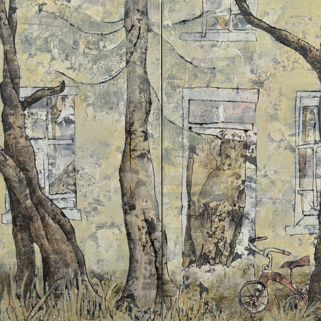 Een verstilde buitenwereld waar bomen als wachters staan, hun stammen ruw en doorleefd, geworteld in een grond vol herinneringen. De gevel erachter draagt de sporen van tijd, afbladderend, vervaagd, alsof het verleden langzaam door de muren heen ademt. In die verweerde lagen verschijnen vage huizen, contouren van ramen en daken die zich als schaduwen in het oppervlak nestelen, alsof meerdere plekken en tijden over elkaar heen zijn geschoven en niet meer los van elkaar kunnen bestaan. Ramen en een deur tekenen zich af als stille openingen naar wat ooit was, maar zich niet meer laat betreden. Aan de rand staat een klein fietsje, licht en kwetsbaar, als een echo van beweging in een verder stilgevallen wereld. Alles lijkt ingehouden, bijna fluisterend, een plek waar natuur en herinnering elkaar raken, en waar de tijd niet voorbijgaat, maar zich zacht vastzet in schors, steen en lucht, en in die half verdwenen huizen die blijven doorschemeren. Een schilderij over wat blijft wanneer alles voorbij is. Niet het verhaal zelf, maar de sporen ervan. Een geschiedenis die niet meer verteld wordt, maar nog wel aanwezig is, stil, gesloten, en onwrikbaar.