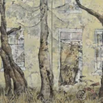 Een verstilde buitenwereld waar bomen als wachters staan, hun stammen ruw en doorleefd, geworteld in een grond vol herinneringen. De gevel erachter draagt de sporen van tijd, afbladderend, vervaagd, alsof het verleden langzaam door de muren heen ademt. In die verweerde lagen verschijnen vage huizen, contouren van ramen en daken die zich als schaduwen in het oppervlak nestelen, alsof meerdere plekken en tijden over elkaar heen zijn geschoven en niet meer los van elkaar kunnen bestaan. Ramen en een deur tekenen zich af als stille openingen naar wat ooit was, maar zich niet meer laat betreden. Aan de rand staat een klein fietsje, licht en kwetsbaar, als een echo van beweging in een verder stilgevallen wereld. Alles lijkt ingehouden, bijna fluisterend, een plek waar natuur en herinnering elkaar raken, en waar de tijd niet voorbijgaat, maar zich zacht vastzet in schors, steen en lucht, en in die half verdwenen huizen die blijven doorschemeren. Een schilderij over wat blijft wanneer alles voorbij is. Niet het verhaal zelf, maar de sporen ervan. Een geschiedenis die niet meer verteld wordt, maar nog wel aanwezig is, stil, gesloten, en onwrikbaar.