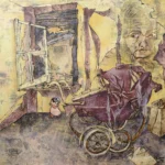 Een kamer in vergeelde tinten waar het licht aarzelend door een open raam naar binnen sijpelt, langs gescheurd behang en broze randen van tijd. Buiten lost de wereld zich iet zomaar op, maar trekt zich terug in bleke, fluisterende huizen, schimmen van gevels en ramen die als herinneringen tegen het glas blijven hangen, alsof ze nog één keer gezien willen worden voordat ze verdwijnen. Binnen staat een kinderwagen, gesloten, stil en verlaten als een gebaar van bescherming zonder aanwezigheid. De vorm is in tact maar wat erin hoorde te zijn blijft onzichtbaar, slechts gesuggereerd. Ernaast ligt een knuffel, kwetsbaar en alleen, als een vergeten echo. Uit de muur kijkt een ouder gezicht van een vrouw, getekend door jaren, dat over de ruimte waakt als een herinnering die niet wil verdwijnen. Alles in de ruimte ademt een stille spanning tussen geborgenheid en gemis, een plek waar iets ontbreekt en alleen nog voelbaar is in de leegte. Een schilderij over het verlangen naar wat er niet is, of niet meer is. Niet als pijn, maar als een stille aanwezigheid die zich in alles nestelt, in objecten, in licht en in ruimte.