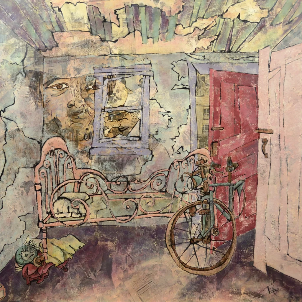 Een kamer waarin het verleden zich vastklampt aan broze muren en afbladderende verf. Een bed van ijzer staat stil en leeg, sierlijk maar verlaten, alsof het nog de vorm bewaart van wie er ooit rustte. Naast een halfopen rode deur leunt een oude fiets, klaar om te vertrekken en tegelijk voor altijd gebleven. Op de vloer liggen kleine resten, stof, textiel, als stille sporen van wat zich hier heeft afgespeeld. Uit de muur kijkt een gezicht van een man, zacht en verweerd, als een herinnering die niet wil vervagen. Door het raam glijdt een diffuus licht naar binnen en daarin verschijnen bijna ongrijpbaar vage huizen, bleke contouren van een buitenwereld die zich niet meer laat betreden maar nog altijd aanwezig is als een echo in het licht zelf. Ze lijken niet buiten te liggen, maar in het kijken zelf te ontstaan, als flarden van plaatsen die ooit werkelijk waren en nu alleen nog bestaan in de broze huid van de muur. Zo brengt het licht geen helderheid, alleen de bevestiging dat tijd hier niet voorbij gaat, maar zich heeft vastgezet in elke lijn, elke scheur en in die verre half opgeloste huizen die blijven meedrijven in het beeld. Een schilderij over de stilte die achterblijft. Het is geen stilte, het is een stille onrust die blijft bewegen, ook wanneer alles stil lijkt te staan.