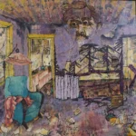 Een kamer die uiteenvalt en toch blijft bestaan, waar muren openbarsten en het verleden zichtbaar wordt in rafelige lijnen en verkleurde vlakken. Een stoel staat scheef in de ruimte, met een kledingstuk achteloos over de leuning achtergelaten. Door een deuropening is een keuken zichtbaar, klein, rommelig, nog gevuld met sporen van dagelijks leven, terwijl aan de andere kant het huis lijkt open te scheuren, balken blootgelegd als breekbare herinneringen. In de opengebroken vlakken daarachter verschijnen vage huizen, bleke structuren van gevels en daken die als schaduwen door het puin heen schemeren, alsof een andere wereld zich aandient juist op het moment dat deze uiteen valt. Boven alles verschijnt het gezicht van een man, vaag maar indringend, dat toekijkt terwijl alles langzaam desintegreert. Papieren liggen verspreid over de vloer, objecten verliezen hun plaats. Het is een ruimte van verlies en onthulling tegelijk, waar wat verborgen was zichtbaar wordt, en waar tijd niet heelt, maar blootlegt wat ooit stevig leek. Het is een schilderij over echo’s, niet als geluid, maar als sporen. Een plek die blijft dragen wat er ooit gebeurd is, zelfs wanneer alles fysiek is veranderd. Het verleden is hier geen herinnering meer, het is onderdeel geworden van de ruimte zelf. En het blijft, zichtbaar en voelbaar, in elke barst en elk fragment.