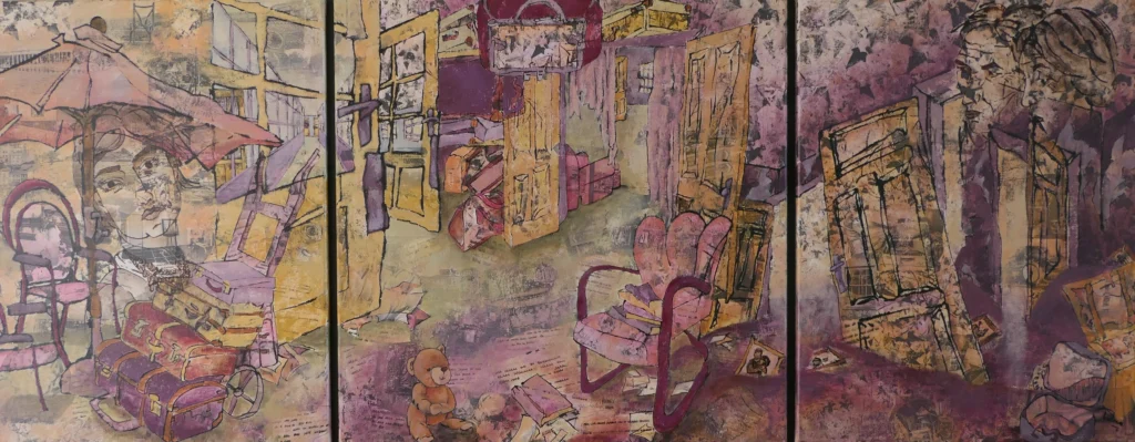 Een uitwaaierende wereld in drie delen, waarin kamers zich openen als herinneringen die over elkaar heen schuiven. Links rust een vrouwenfiguur onder een fragiele parasol, omringd door koffers, alsof vertrek en blijven tegelijk mogelijk zijn. In het midden staan deuren wijd open, leidend naar andere ruimtes vol stoelen, tassen, koffers en kleine, achtergelaten sporen van leven. In de ondergrond, half verborgen maar voortdurend aanwezig, liggen oude foto’s verscholen. Flarden van teksten, alsof ze afkomstig zijn van beterschapskaarten, duiken op tussen de lagen verf, woorden van hoop die nu zacht vervagen maar niet verdwijnen. Tussen die lagen slingert klimop, dun en hardnekkig, als iets dat ondanks alles blijft groeien. Een koffer verschijnt en verdwijnt tegelijk, als een stil teken van vertrek of van een reis die niet zelf gekozen is. Hier en daar tekent zich een klein Mariabeeld af, fragiel en waakzaam, als een stille aanwezigheid van troost. Wegwijzers lijken hun richting verloren te hebben, verschoven, onleesbaar bijna, alsof de toekomst niet meer eenduidig is. Op de grond zit een zachte knuffel, stil en wachtend, terwijl papieren en voorwerpen zich verspreiden als losse gedachten. Rechts kantelen fotolijsten en deuren, en verschijnen opnieuw twee gezichten, een man en een vrouw, vaag maar indringend, die toekijken terwijl alles langzaam uiteenvalt en weg lijkt te stromen. De kleuren, roze, oker, paars, ademen een zachte onrust. Alles lijkt onderweg en toch vastgezet: een plek waar herinneringen zich blijven verplaatsen, zonder ooit echt te vertrekken. Het is een ruimte van verlies en onthulling tegelijk, geschilderd vanuit een moment waarop de tijd plots een andere lading krijgt. Wat verborgen was komt naar de oppervlakte, niet als antwoord maar als gelaagdheid, een plek waar kwetsbaarheid zichtbaar wordt en waar herinneringen, hoop en angst zich met elkaar verweven, zonder ooit volledig uit te spreken wat er gaande is. In dit drieluik een verhaal over een innerlijke reis, dat zich langzaam ontvouwt in lagen van herinnering. Niet alleen van plaats naar plaats, maar van toestand naar toestand. Over wat je meeneemt, wat je achterlaat, en hoe je onderweg verandert, soms zonder dat je het zelf merkt.