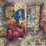 Een warme, rafelige ruimte waarin kleuren van oker, rood en blauw tegen elkaar aan schuren als herinneringen die niet willen samenvallen. Een zachte stoel staat centraal, versleten maar uitnodigend, terwijl een jas aan de muur hangt, leeg en toch vol aanwezigheid. Een deur staat open naar een smalle gang met een trap, waar het licht aarzelend verder trekt, alsof het niet zeker weet of het moet blijven of verdwijnen. Op de vloer liggen papieren, verspreid als flarden van gedachten die hun samenhang verloren hebben. Tussen die lagen, in de ondergrond van vloer en muur, verschijnen vage huizen, bleke afdrukken van gevels en straten die zich vermengen met het interieur, alsof een buitenwereld zich stil in deze kamer heeft genesteld. In de muur een gezicht van een vrouw, stil en observerend, verweven met de textuur van de ruimte zelf. Alles lijkt hier te luisteren naar wat ooit gezegd is, en naar wat nooit werd uitgesproken, een plek waar het innerlijke zich langzaam aftekent in kleur, vorm en stilte, en waar die half vervaagde huizen blijven opduiken als stille dragers van wat is geweest. Een schilderij over hoe ruimtes blijven spreken. Hoe muren, objecten en zelfs lucht herinneringen vasthouden. En hoe je, als je lang genoeg kijkt, die aanwezigheid bijna kunt voelen.