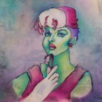 Een speels en dromerig portret van een vrouw met zachtgroene huid en kort, paars haar en een dieproze jurk en hoedje. De blik is levendig en licht onderzoekend, terwijl een zonnebril losjes tegen de lippen wordt gehouden, alsof een gedachte net is blijven hangen. De kleuren vloeien in elkaar over—paars, groen en roze—en geven het geheel een bijna magische sfeer. Op de achtergrond vervagen subtiele stadsvormen, als stille verhalen die onder de oppervlakte meereizen. Het beeld voelt licht en nieuwsgierig, een moment tussen zien en begrijpen.