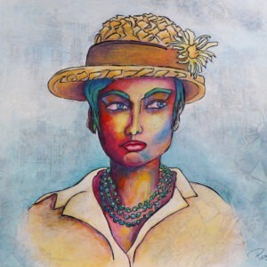 Een krachtig en stil portret van een vrouw met een doordringende, bijna onbewogen blik. Het gezicht is opgebouwd uit rijke, vloeiende kleuren—rood, geel, blauw en violet—alsof innerlijke gevoelens zich zonder woorden tonen. De strohoed, versierd met een bloem, rust als een zachte kroon, terwijl de gelaagde ketting een gevoel van gewicht en aanwezigheid toevoegt. De achtergrond vervaagt in lichte, bijna vergeten stadsstructuren. Het geheel voelt als een moment van een onuitgesproken gedachte—helder aanwezig, maar net buiten bereik van woorden.