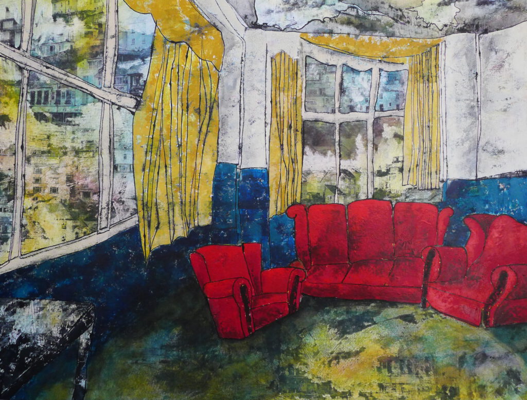Een lichte kamer waarin kleur en stilte elkaar ontmoeten. Grote ramen openen zich naar een vervaagde buitenwereld, waar huizen als herinneringen door het glas heen schemeren. Gele gordijnen hangen zwaar en zacht, alsof ze het licht proberen vast te houden. In de ruimte staan rode banken en een fauteuil, warm en aanwezig, als eilanden van comfort in een verder dromerig geheel. De vloer en muren dragen sporen van andere tijden, lagen die zich niet helemaal laten uitwissen. Alles voelt open en toch ingehouden, een plek waar het buiten naar binnen lekt, en waar het alledaagse langzaam oplost in iets dat meer lijkt op een herinnering dan op een moment. Een schilderij over stilte die niet leeg is, maar gevuld met wat is geweest, met wat niet meer wordt uitgesproken, en met alles wat nog voelbaar aanwezig blijft in een ruimte die wacht.