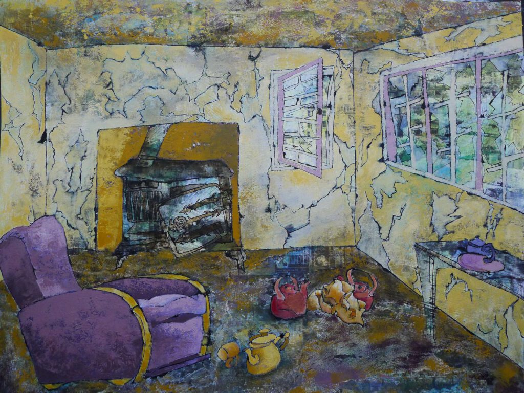 Een verlaten kamer waarin de tijd zichtbaar afbladdert van de muren. Scheuren kruipen langs het pleisterwerk als stille sporen van verval, terwijl een oude kachel zwijgend in de hoek staat, een bron van warmte die zijn functie heeft verloren. Op de vloer liggen omgevallen theepotten en kopjes, als resten van een gesprek dat abrupt is afgebroken. Een paarse fauteuil staat er nog, zacht en uitnodigend, maar zonder aanwezigheid om haar te vullen. Door openstaande ramen dringt een vervaagde buitenwereld binnen, alsof herinneringen zich mengen met het licht. Alles in deze ruimte ademt een zachte ontwrichting, een plek waar het alledaagse is stilgevallen en alleen de echo’s zijn gebleven. Een schilderij over de stilte die volgt op aanwezigheid, een plek die blijft spreken, zelfs wanneer niemand er nog is om te luisteren.