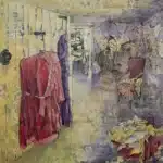 Een stille kamer waarin verleden en heden zacht in elkaar overvloeien. Aan de muur hangen verlaten kledingstukken, een roze jurk en een paarse jas, alsof ze nog de vorm van hun drager herinneren. Een open deur leidt naar een andere ruimte, vaag en ongrijpbaar, als een herinnering die net niet scherp wil worden. Op de achtergrond tekent zich een gezicht af van een vrouw in verweerde lagen verf, broos en breekbaar, alsof het langzaam uit de muur zelf tevoorschijn komt. Daarachter, bijna opgelost in het oppervlak, verschijnen vervaagde huizen, fragiele contouren van gevels en ramen als echo’s van een buitenwereld die ooit helder was maar nu slechts als een fluistering aanwezig blijft. Voorgrond en achtergrond fluisteren door elkaar heen: een stoel met neergelegde kleren, een lichaam dat er niet meer is, slechts gesuggereerd. Alles draagt een zachte weemoed, een plek waar tijd is blijven hangen, waar afwezigheid tastbaar wordt en herinneringen zich vastzetten in stof en stilte. Een schilderij over wat niet wordt uitgesproken, over de stille dialogen die zich afspelen in onszelf, in ruimtes, in de afwezigheid van anderen, en die toch voelbaar blijven.