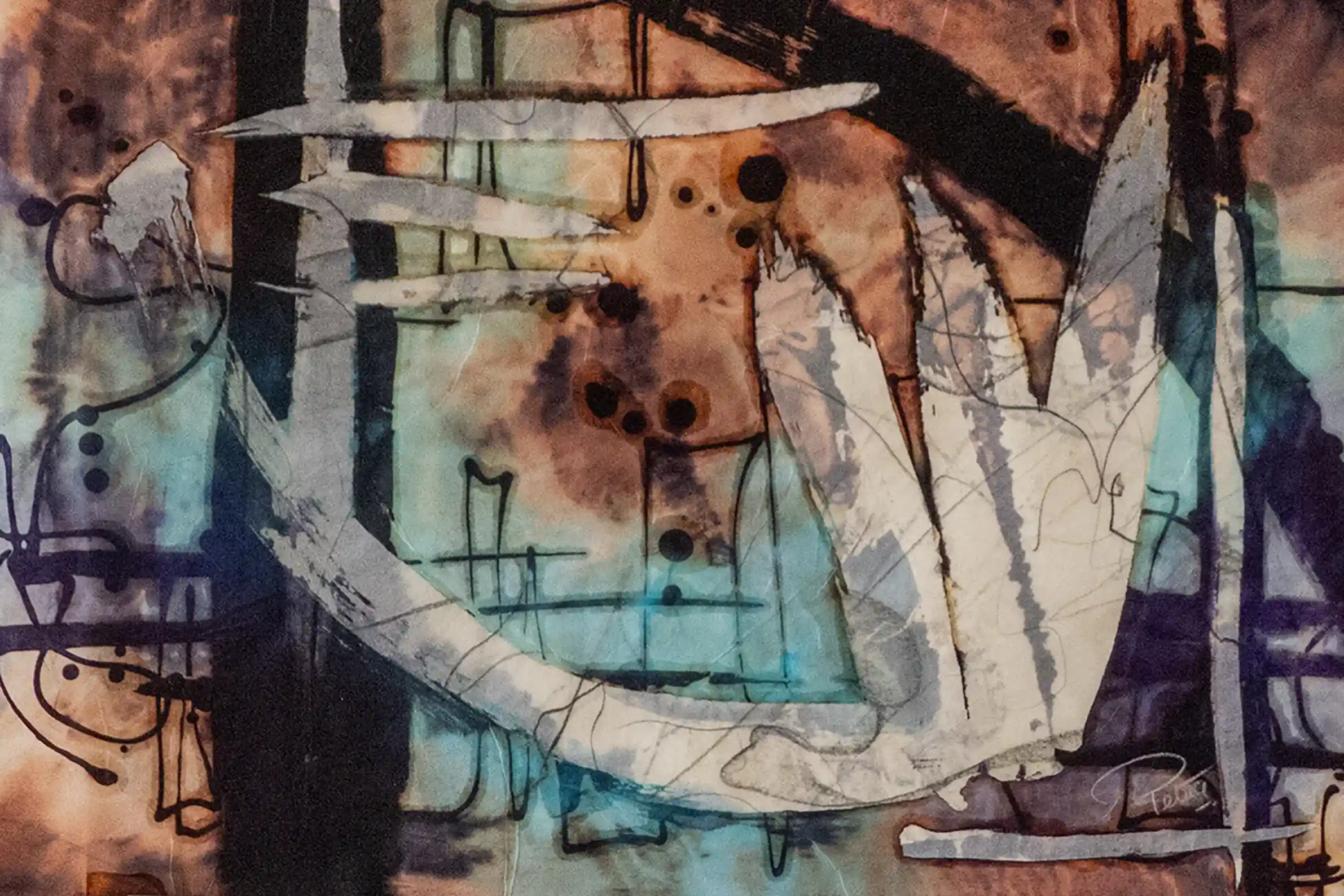 Een abstract schilderij waarin beweging wordt vastgehouden vlak vóór voltooiing. Witte, gebogen vormen lijken zich uit te strekken, als een gebaar dat onderweg is maar nooit helemaal aankomt. Daarachter liggen lagen van blauw en aardse tinten, zacht en doorleefd, als sporen van eerdere pogingen die nog voelbaar zijn. Donkere lijnen en structuren duiken op en verdwijnen weer, als aarzelingen, als gedachten die niet worden afgemaakt. Horizontale strepen snijden door het beeld en onderbreken de stroom, alsof iets wordt tegengehouden, vertraagd, opgeschort. Het geheel draagt een stille spanning, een moment dat blijft hangen tussen intentie en uitvoering, waar het onvoltooide niet tekortschiet, maar juist blijft bewegen.