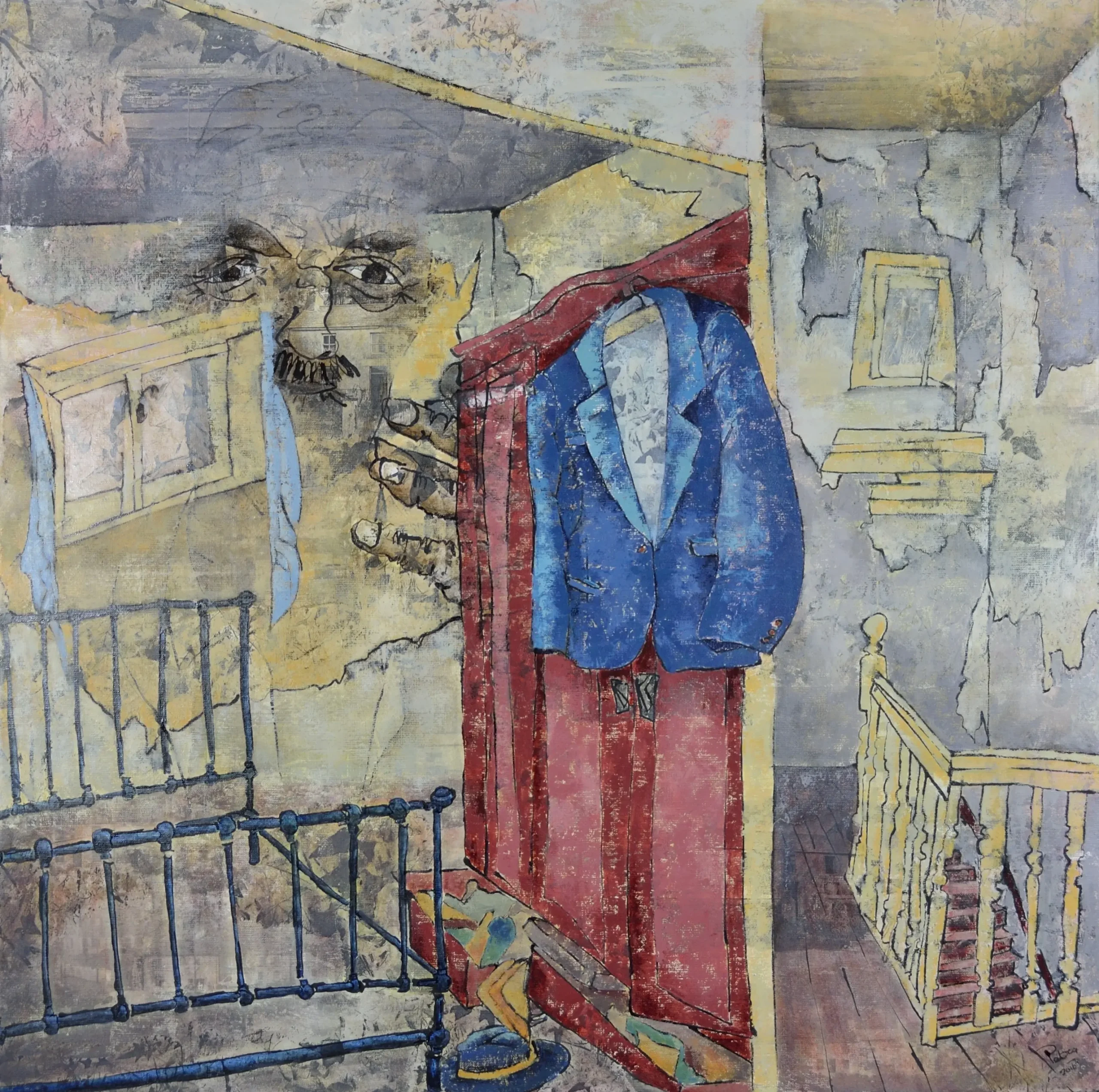 Een kamer waar stilte zich vastzet in afbladderende muren en scheve lijnen. Een leeg jasje hangt als een vergeten aanwezigheid zwaar van herinnering. Daarachter tekent zich een gezicht af van een man, doorleefd, broos, dat uit het niets lijkt op te doemen, alsof de ruimte zelf begint te kijken. Door de verweerde vlakken heen verschijnen in de achtergrond vage huizen, lichte contouren van gevels en ramen die als herinneringen door de muur heen sijpelen, een buitenwereld die niet langer vast te grijpen is maar zich nog zacht laat vermoeden. Een hand reikt aarzelend naar voren, half gevormd, als een gedachte die nog geen woorden heeft gevonden. Een ijzeren bed frame, trappen en ramen verschuiven in een fragiele werkelijkheid. Alles ademt een stille spanning, een plek waar iets is achtergelaten, waar iemand net is verdwenen en waar de muren nog fluisteren wat niet meer gezegd kan worden, ook daar in die half vervaagde huizen die blijven nazinderen in het beeld. Een schilderij over wat achterblijft wanneer niemand meer kijkt, over de sporen van leven die zich vastzetten in een ruimte en daar blijven, als stille getuigen van wat ooit was.