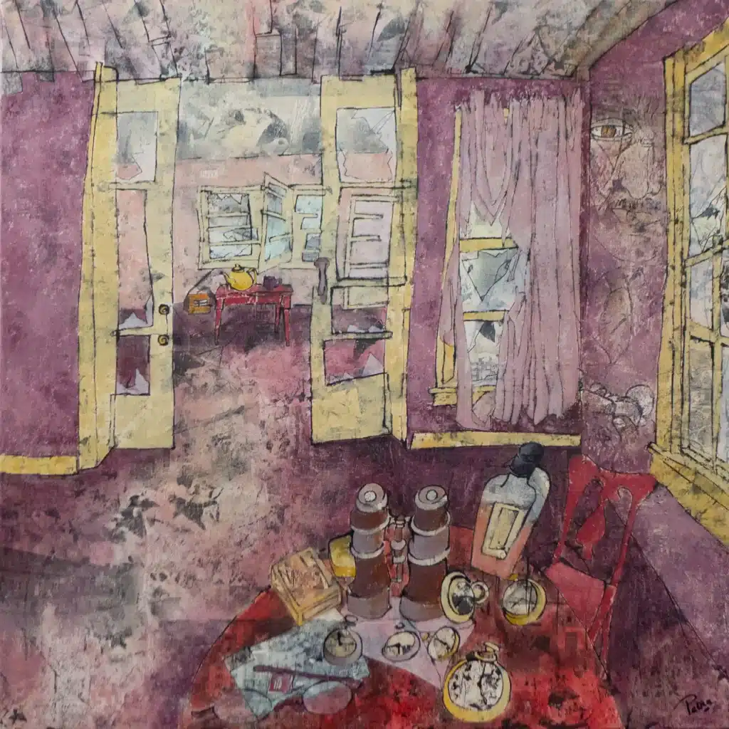 Een kamer in zachte paarstinten waar de tijd zich heeft neergelegd op een tafel vol kleine, zwijgende voorwerpen. Een fles, een verrekijker, een horloge, brief en een bril, alles ligt daar als stille getuigen van momenten die ooit betekenis droegen. Door openstaande deuren glijdt het oog naar een andere ruimte, waar een eenvoudige tafel en een theepot wachten in het bleke licht. In de achtergrond, bijna versmolten met de verf en het oppervlak, verschijnen vage huizen, lichte contouren van gevels en ramen die als herinneringen door de ruimte heen zweven, een buitenwereld die slechts nog in flarden aanwezig is. Gordijnen bewegen nauwelijks, alsof zelfs de lucht hier voorzichtig is. In de muur verschijnt het gezicht van een man, vaag en doorleefd, dat meekijkt zonder zich op te dringen, een herinnering die niet wil verdwijnen. De kamer ademt een bedachtzame rust, waarin elk object een verhaal bewaart en de tijd zelf zachtjes blijft door fluisteren, tot in die verre, half opgeloste huizen die stil blijven meekijken. Een schilderij over het moment waarop tijd geen lijn meer is, maar een ruimte wordt. Een plek waarin je kunt blijven hangen, waarin herinneringen en objecten samen een stille, onontkoombare aanwezigheid vormen.