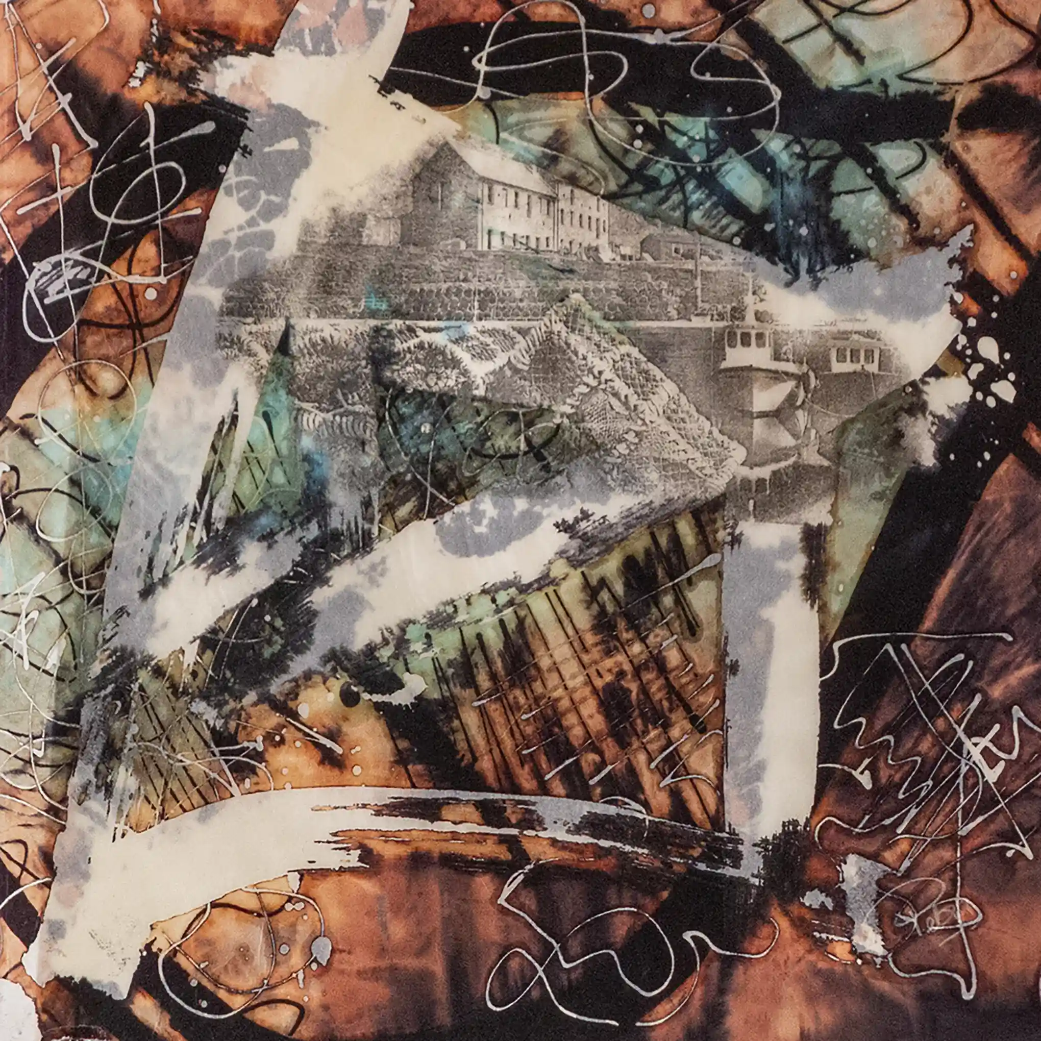 Een abstract schilderij waarin beelden niet verdwijnen, maar zich blijven herinneren in lagen. Fragmenten schuiven over elkaar heen en lijnen, vlakken, gebaren vormen samen een veld waarin het verleden door het heden heen zichtbaar blijft. In het midden duikt een vervaagd beeld op, een haventje met bootjes, krabbenkorven en een gebouw aan de kade. Het verschijnt niet scherp, maar als een herinnering die door de verf heen ademt, gedeeltelijk bedekt, gedeeltelijk blootgelegd. Alsof het beeld niet wordt weergegeven, maar terugkeert. Daaromheen bewegen warme roesttinten en koele groenblauwe velden, die elkaar afwisselen en doorkruisen. Brede, lichte banen trekken over het oppervlak als pogingen om het beeld te ordenen, maar laten steeds iets doorschemeren van wat daaronder ligt. Fijne lijnen en spatten verbinden de lagen als sporen van tijd, tekens van wat geweest is en nog steeds doorwerkt. Het werk ademt een gelaagde herinnering, een beeld dat niet vastligt in één moment, maar zich telkens opnieuw vormt uit wat blijft hangen onder de oppervlakte.