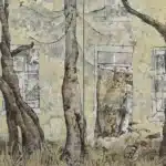 Een verstilde buitenwereld waar bomen als wachters staan, hun stammen ruw en doorleefd, geworteld in een grond vol herinneringen. De gevel erachter draagt de sporen van tijd, afbladderend, vervaagd, alsof het verleden langzaam door de muren heen ademt. In die verweerde lagen verschijnen vage huizen, contouren van ramen en daken die zich als schaduwen in het oppervlak nestelen, alsof meerdere plekken en tijden over elkaar heen zijn geschoven en niet meer los van elkaar kunnen bestaan. Ramen en een deur tekenen zich af als stille openingen naar wat ooit was, maar zich niet meer laat betreden. Aan de rand staat een klein fietsje, licht en kwetsbaar, als een echo van beweging in een verder stilgevallen wereld. Alles lijkt ingehouden, bijna fluisterend, een plek waar natuur en herinnering elkaar raken, en waar de tijd niet voorbijgaat, maar zich zacht vastzet in schors, steen en lucht, en in die half verdwenen huizen die blijven doorschemeren. Een schilderij over wat blijft wanneer alles voorbij is. Niet het verhaal zelf, maar de sporen ervan. Een geschiedenis die niet meer verteld wordt, maar nog wel aanwezig is, stil, gesloten, en onwrikbaar.