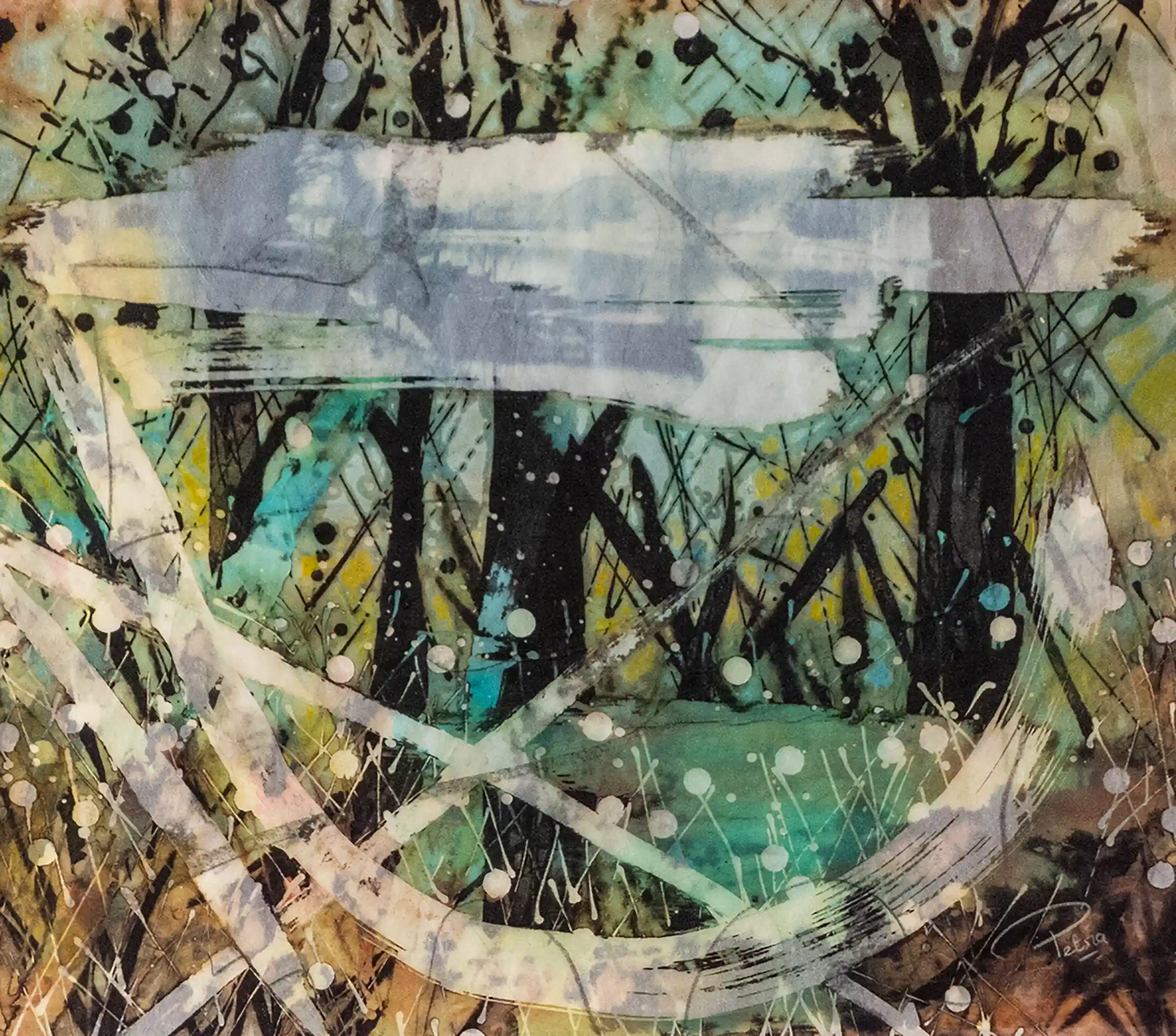 Een abstract schilderij waarin de ondergrond niet zwijgt, maar blijft doorademen onder alles wat eroverheen wordt gelegd. Tussen de lagen van verf en lijnen verschijnt een landschap, donkere, verticale vormen als bomen, een lichte opening daarboven, alsof een herinnering aan een plek zich niet laat wegdrukken. Witte, brede banen bewegen zich over het beeld en lijken die onderliggende wereld te bedekken, maar slagen daar nooit volledig in. Ze worden transparant, breken open, laten door wat eronder leeft. In die onderlaag verschijnt een landschap, bomen langs een oever, een rivier die traag voortglijdt, en kleine bootjes die lijken te rusten maar toch deel blijven van de stroom. Het is geen vast beeld, maar een herinnering die door de verf heen ademt. Fijne lijnen en stippen verspreiden zich over het oppervlak als een netwerk van beweging, alsof de lucht, de bodem, alles tegelijk in beweging is. Het werk ademt een stille continuïteit, wat onder de oppervlakte ligt, blijft niet verborgen, maar beweegt mee, draagt en vormt alles wat erboven verschijnt.