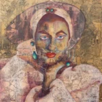 Een verstild, gelaagd portret van een vrouw die lijkt op te rijzen uit herinnering en stadsgeluiden. Het gezicht, getekend in zachte maar rijke kleuren, smaragd, oker, wijnrood, draagt een kalme, bijna tijdloze blik. Heldere ogen kijken door lagen heen, alsof ze verhalen bewaren die nooit zijn uitgesproken. Rond het hoofd vormt zich een soort aura van een hoed met vervaagde architectuur: straten, gevels en torens, ze lossen op in het doek als echo’s van een vergeten stad. De huid zelf lijkt opgebouwd uit fragmenten van kaarten, drukwerk en muren, een lichaam dat herinneringen draagt. Een lichte hoed en sierlijke oorbellen vangen het licht als kleine ankers in dit dromerige geheel. Alles ademt een stille melancholie, alsof verleden en heden hier zacht in elkaar overvloeien. Een schilderij over wat achterblijft wanneer iets verdwijnt , over hoe plaatsen en ervaringen zich nestelen in een mens, en daar blijven bestaan, lang nadat de wereld zelf veranderd is.