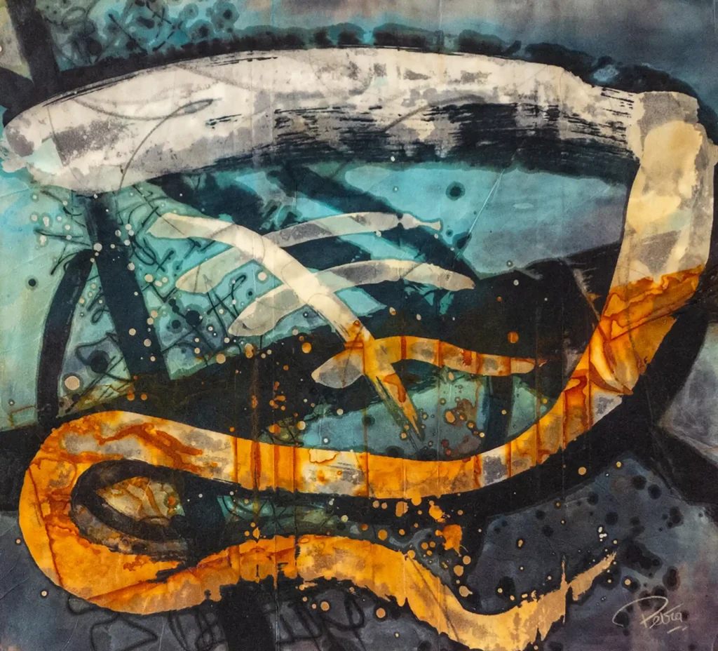 Een abstract schilderij waarin alles lijkt weg te glippen zodra het vorm krijgt. Gebogen, lichte lijnen bewegen zich door het beeld als gebaren die willen grijpen, maar telkens weer loslaten voordat er iets vastligt. Daaronder stromen diepe blauwgroene vlakken, open en beweeglijk, als een ruimte die niets tegenhoudt. Donkere accenten snijden erdoorheen, maar vinden geen houvast, ze verdwijnen weer in de lagen waaruit ze opkomen. Een warme, roestkleurige stroom slingert door het midden, levend, druipend, alsof iets zich aandient, maar meteen weer uiteenvalt in zijn eigen beweging. Spatten, stippen en fijne lijnen verspreiden zich als restanten van aanraking, kort en vluchtig. Het werk ademt een voortdurende ontsnapping, waar alles verschijnt, maar niets blijft. Waar vasthouden altijd net te laat komt.