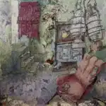 Een kamer in zachte, vervaagde tinten waar de tijd zich heeft neergelegd in barsten, vlekken en stille voorwerpen. Een versleten fauteuil staat op de voorgrond, haar stof gescheurd en moe, alsof ze nog de afdruk draagt van wie er ooit zat. Aan de zijkant staat een oude kachel met een kleine theepot erop, zwijgend en gesloten. Ernaast liggen eenvoudige gebruiksvoorwerpen, een kom, een lepel, als resten van handelingen die zijn stilgevallen. Boven en naast de kachel hangen twee olielampen, fragiel en stil, als dragers van een licht dat hier ooit brandde. Op de achtergrond loopt een smalle trap omhoog, half opgelost in de ruimte, als een doorgang zonder duidelijke bestemming. Uit de muur verschijnt het gezicht van een oude man. In de verweerde lagen van de muur verschijnen vage huizen, niet als een buitenwereld, maar als herinneringen die zich in het oppervlak hebben vastgezet, als bleke afdrukken van plekken die blijven bestaan juist doordat ze vervagen. Alles ademt een ingetogen spanning tussen aanwezigheid en verval, een plek waar tijd zich niet verplaatst, maar zich ophoopt in elke laag en elke scheur en in die stille, half zichtbare huizen die zich blijven herhalen in het beeld. Een schilderij over wat niet weggaat. Over herinneringen, aanwezigheid, of misschien een ziel die niet kan loslaten en daardoor deel wordt van de ruimte zelf. Het is geen dramatische stilte, maar een stille aanwezigheid die blijft hangen, ook wanneer alles ogenschijnlijk leeg is.