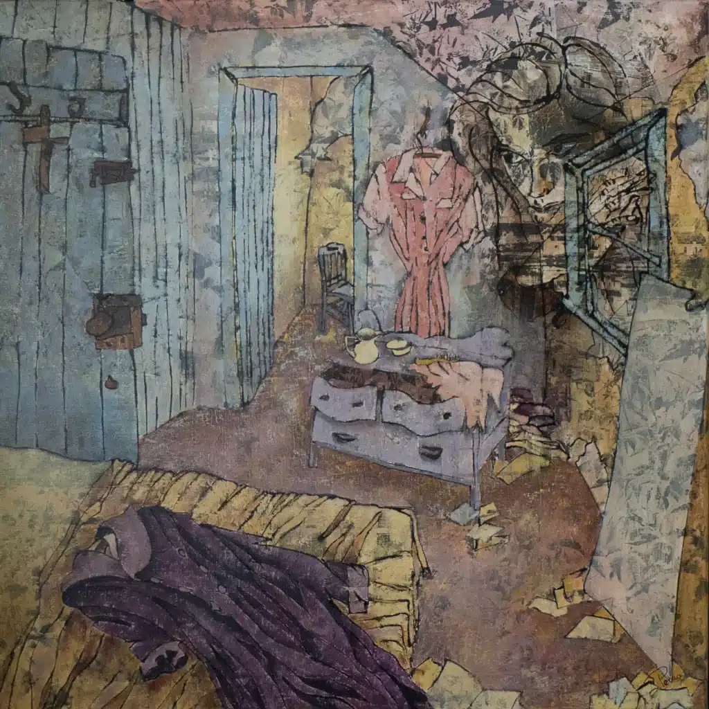 Een stille kamer waarin het leven zich heeft teruggetrokken, maar zijn sporen heeft achtergelaten in zachte, verweerde tinten. Een jas ligt achteloos over een bed, nog sporen van een afwezig lichaam, terwijl een open deur leidt naar een andere ruimte waar de tijd lijkt te zijn blijven hangen. Op een kleine kast liggen eenvoudige voorwerpen, kommen, een doek, alsof een hand ze zojuist heeft neergelegd en nooit is teruggekeerd. Aan de muur hangt een jurk, leeg maar geladen, als een herinnering die blijft ademen. Uit de lagen van verf verschijnt het gezicht van een vrouw, fragiel en zoekend, dat naar binnen kijkt, of misschien naar binnen voelt. In diezelfde lagen duiken vage huizen op, niet als een verre plek, maar als stille echo’s van een wereld die zich in de muren heeft genesteld, als herinneringen die geen grens meer kennen tussen binnen en buiten. Alles in de ruimte fluistert van afwezigheid en nabijheid tegelijk, een plek waar herinneringen zacht blijven rondwaren zonder ooit helemaal te verdwijnen. Een schilderij waar alles draait om wat niet uitgesproken wordt, de stilte die niet leeg is, maar gevuld met sporen van wat ooit was. Over hoe stilte verhalen kan dragen. Over ruimtes die blijven spreken, ook wanneer niemand er nog is. Het is een stilte die niet vraagt om doorbroken te worden, maar om gehoord te worden.