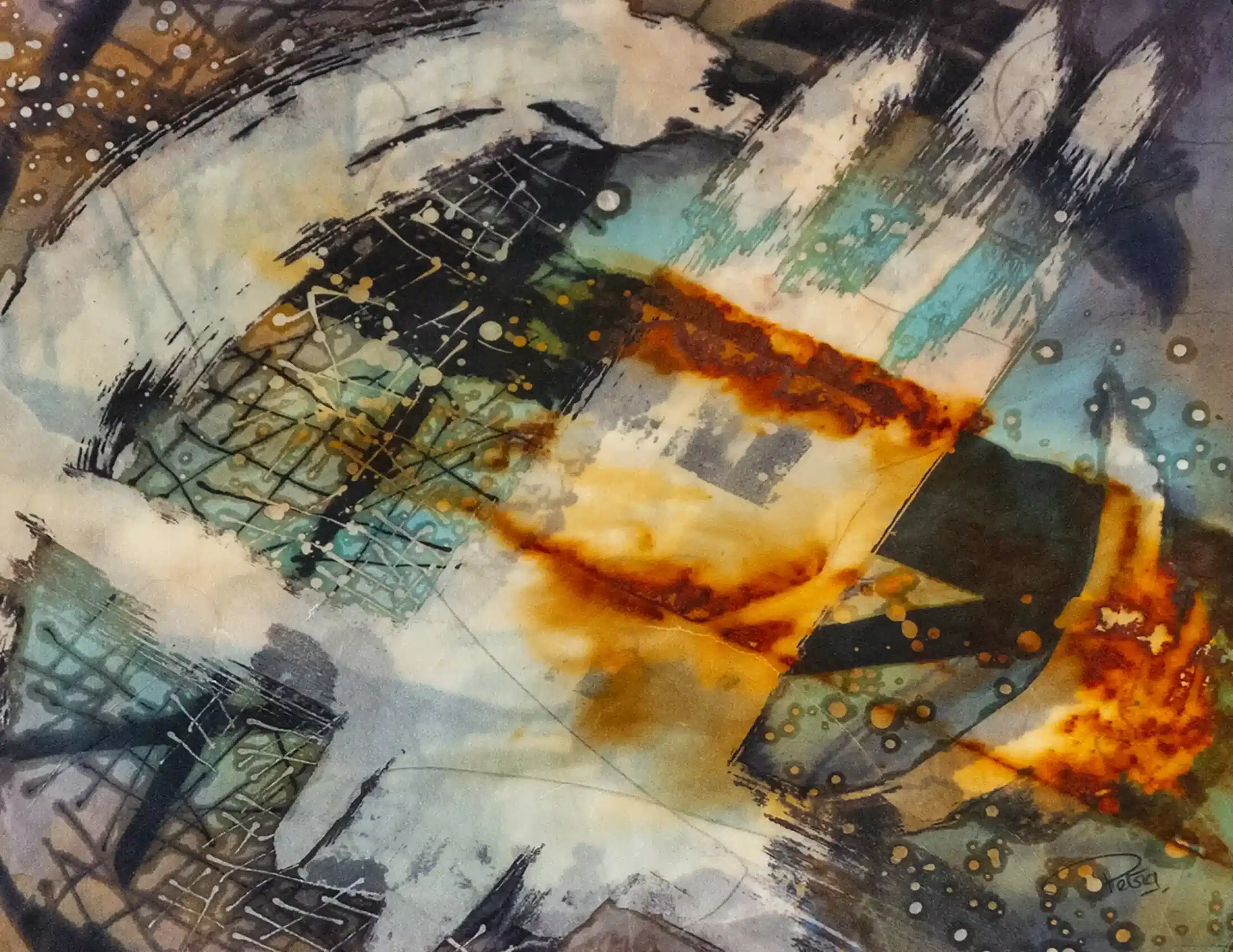 Een abstract schilderij waarin beweging nooit stopt, zelfs wanneer zij wordt onderbroken. Brede, lichte vormen snijden door het beeld heen als gebaren die iets willen afbakenen, maar tegelijk ruimte openlaten voor wat zich blijft verplaatsen. Dwars door het midden stroomt een warme, roestkleurige baan, alsof een energie zich door alle lagen heen dringt en zich niet laat tegenhouden. Daaromheen liggen koelere blauw- en groentinten, die een diepte suggereren waarin alles blijft doorlopen, ongezien maar aanwezig. Fijne lijnen en spatten vormen een netwerk van kruisingen, momenten van botsing en ontmoeting, zonder dat ze de beweging tot stilstand brengen. Het werk ademt een voortdurende doorgang, wat wordt doorkruist verandert van richting, maar verliest nooit zijn stroom.