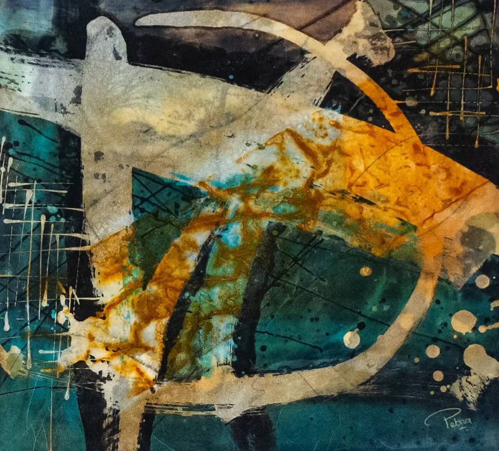 Een abstract schilderij waarin kracht niet plots ontstaat, maar zich langzaam verzamelt uit wat al aanwezig is. In het midden vloeien warme roesttinten samen met diepe blauwgroene vlakken, alsof verschillende stromen elkaar vinden en verdichten tot een geladen kern. Gebogen, lichte vormen omspannen dit gebied als een omhullende beweging, niet om het vast te zetten, maar om het te dragen. Donkere lijnen en rasters snijden door het beeld en geven richting aan wat zich opbouwt, terwijl spatten en vlekken de energie verder laten uitwaaieren. In de ondergrond ligt een vervaagd landschap verscholen, bomen langs een oever van een rivier die zich een weg baant en deel zijn van een voortdurende stroom. Dit landschap is geen achtergrond, maar een stille oorsprong, een plek waar beweging al aanwezig was voordat zij zichtbaar werd. Het werk ademt een geconcentreerde aanwezigheid: een kracht die niet losstaat van haar omgeving, maar juist groeit uit wat onder de oppervlakte blijft stromen en zich langzaam samenbrengt.