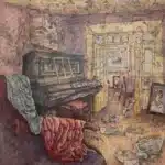 Een kamer waarin geluid is verdwenen, maar nooit helemaal is verstomd. De piano staat zwijgend, zijn toetsen onaangeroerd, terwijl bladmuziek losgeraakt over de vloer ligt, als noten die hun plaats hebben verloren, maar nog steeds iets in zich dragen. Het lijkt alsof de klank nog in de ruimte hangt, niet hoorbaar, maar aanwezig in elke vezel en in de lucht. De stoel, half verschoven, bewaart de herinnering aan handen die ooit speelden. Door de openstaande deuren ontvouwt zich een tweede ruimte, als lagen van tijd die zich achter elkaar blijven openen. Niets is afgesloten, niets volledig voorbij. In de verf, onder de zichtbare vormen, verschijnen huizen en straten, flarden van een buitenwereld die in de kamer is gaan wonen. Ze mengen zich met fragmenten van bladmuziek, alsof plaatsen en klanken met elkaar verweven zijn geraakt. Wat ooit buiten lag en wat ooit klonk, is opgenomen in dezelfde onderlaag van herinnering. In de muur verschijnt het gezicht van een vrouw, niet gebonden aan één plek, maar aanwezig in alles. Het kijkt niet direct, maar draagt een weten, als een echo van een leven dat zich heeft vastgezet in muren, voorwerpen en lucht. De kleuren bewegen tussen warme roden en okers en koele blauwen en grijstonen. Ze zijn doorleefd, alsof ze zijn aangeraakt door tijd. Lagen schuiven over elkaar heen, laten iets zien en verbergen tegelijk, zoals herinneringen dat doen. Hier klinkt geen muziek meer, en toch is er geen stilte. Hier zingt nog iets, zacht en aanhoudend. Hier blijft hoorbaar wat niet meer gespeeld wordt.