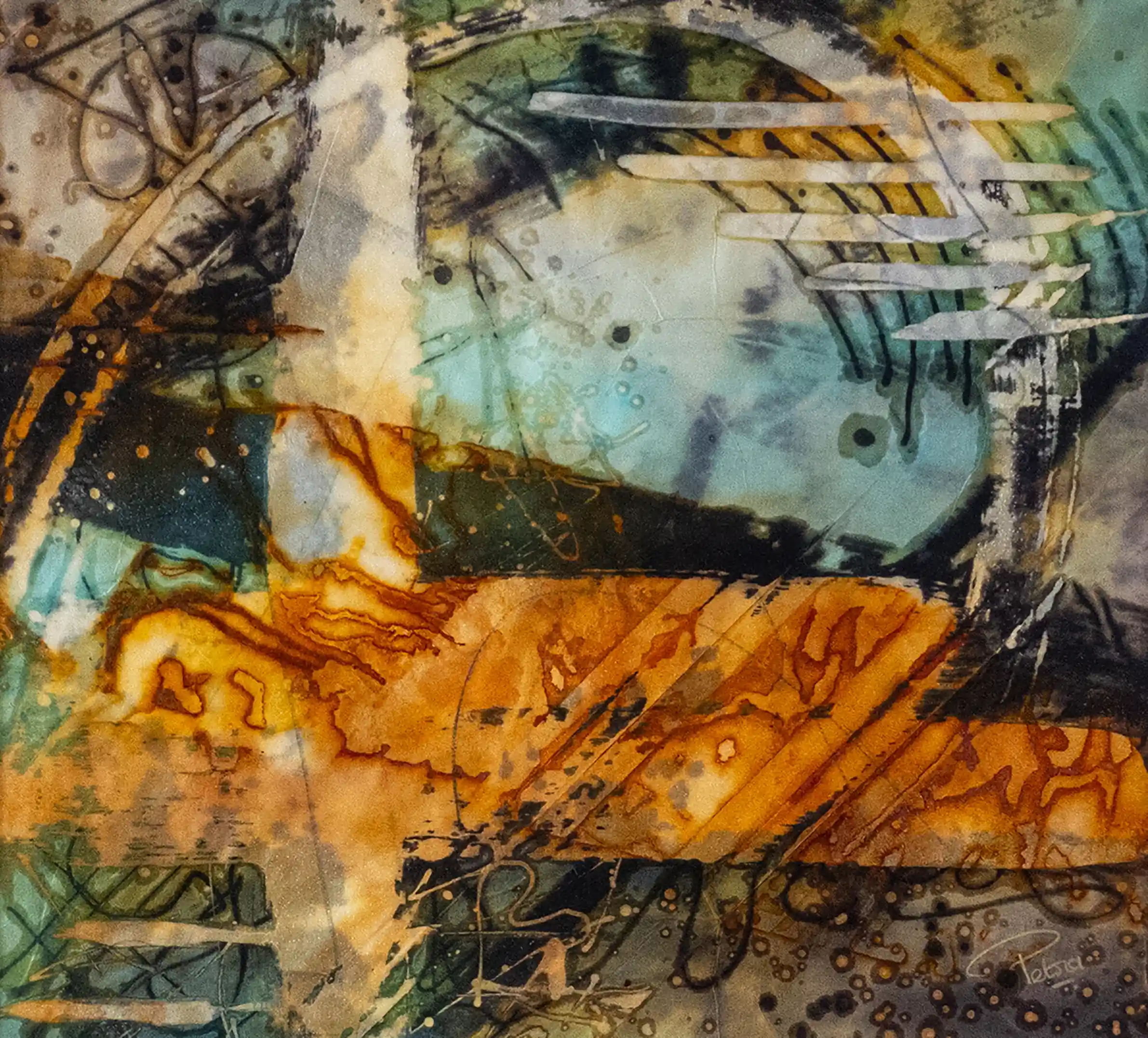 Een abstract schilderij waarin beweging voelbaar is, maar nooit luid wordt. Vormen schuiven langs elkaar heen, zacht, gelaagd, zonder elkaar volledig te raken of te verdringen. In die voortdurende verschuiving ontstaat een ruimte die niet leeg is, maar gevuld met stilte. Koele blauwgroene vlakken openen het beeld en geven het een ademende diepte, terwijl warme, roestkleurige tinten daaronder doorlopen als een trage, onderhuidse stroom. Ze lijken elkaar te kruisen, maar blijven in hun eigen ritme bestaan. Lichte, horizontale lijnen zweven als ingehouden gebaren boven het geheel, alsof ze iets willen markeren, maar zich terugtrekken voordat ze het vastleggen. Donkere accenten en fijne krassen brengen spanning, maar verstoren de stilte niet, ze maken haar juist zichtbaar. Het werk ademt een ingetogen aanwezigheid, een stilte die niet ontstaat door afwezigheid, maar juist door de zachte, voortdurende beweging van alles wat zich verplaatst zonder ooit tot stilstand te komen.