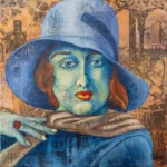 Een gelaagd portret van een vrouw met een kalme, indringende blik, gehuld in een brede blauwe hoed die haar gezicht omlijst als een stille horizon. Haar huid draagt koele tinten van blauw en groen, doorsneden met warme accenten, alsof tijd en emotie zich in kleur hebben vastgezet. De rode lokken onder de hoed en haar zacht gekleurde lippen brengen een subtiele warmte in het geheel. Haar hand rust licht, bijna zwevend, met een kleine ring als een fragiel detail, een teken van leven te midden van verstilling. De achtergrond bestaat uit vervaagde stadsbeelden en structuren die in elkaar overlopen, als herinneringen die door de tijd zijn verweven. Het schilderij voelt als een ontmoeting tussen heden en verleden, waarin de figuur zowel aanwezig als tijdloos lijkt. Een schilderij over wat tijd achterlaat in een mens, niet als last, maar als aanwezigheid. Een gezicht dat niet alleen kijkt, maar ook draagt wat het heeft gezien.