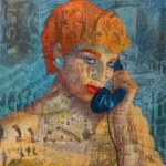 Een dromerig portret van een vrouw met kort rood haar en heldere, zoekende ogen, die een oude telefoon tegen haar oor houdt. Haar blik is zacht en naar binnen gekeerd, alsof ze luistert naar iets dat niet meer zichtbaar is. Haar huid en haar lichaam zijn verweven met beelden van straten, bruggen en gevels, een stad die door haar heen stroomt als herinnering. In de koele blauwe achtergrond en warme aardetinten ontstaat een stille spanning tussen verleden en heden. Het geheel voelt als een moment van luisteren naar wat is geweest, een fluistering uit een andere tijd. Een schilderij over luisteren naar wat voorbij is, over hoe het verleden niet stil blijft, maar zacht blijft spreken, zolang je bereid bent te luisteren.