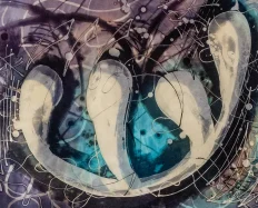 Een abstract schilderij waarin stilte zich niet als leegte toont, maar als een verzameling van aanwezigheid. Zachte, lichtgekleurde vormen staan naast elkaar, als afzonderlijke lichamen die dezelfde ruimte delen zonder elkaar te verstoren. Onder en rondom hen beweegt een diepe blauwgroene gloed, als een stille onderstroom die alles verbindt. Fijne lijnen en spatten weven zich door het beeld, onrustig aan de randen, maar zonder de kern te breken. Donkere bogen omsluiten het geheel als een beschermende ruimte, waarin elke vorm zijn eigen plek behoudt. Geen enkele stilte is alleen, ze bestaan naast elkaar, dragen elkaar, zonder samen te vallen. Het werk ademt een meervoudige rust, een samenzijn zonder woorden, waarin verschil niet verdwijnt, maar juist blijft bestaan.