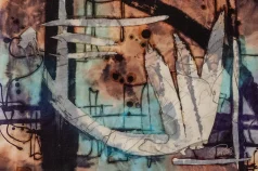 Een abstract schilderij waarin beweging wordt vastgehouden vlak vóór voltooiing. Witte, gebogen vormen lijken zich uit te strekken, als een gebaar dat onderweg is maar nooit helemaal aankomt. Daarachter liggen lagen van blauw en aardse tinten, zacht en doorleefd, als sporen van eerdere pogingen die nog voelbaar zijn. Donkere lijnen en structuren duiken op en verdwijnen weer, als aarzelingen, als gedachten die niet worden afgemaakt. Horizontale strepen snijden door het beeld en onderbreken de stroom, alsof iets wordt tegengehouden, vertraagd, opgeschort. Het geheel draagt een stille spanning, een moment dat blijft hangen tussen intentie en uitvoering, waar het onvoltooide niet tekortschiet, maar juist blijft bewegen.