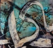 Een abstract schilderij waarin lijnen hun bestemming lijken te vergeten. Gebogen, lichte vormen bewegen zich over het doek als sporen van een richting die ooit duidelijk was, maar onderweg is opgelost. Daaronder ligt een koele, blauwgroene ruimte, zacht en diffuus, waarin donkere lijnen zich als een netwerk verspreiden, kruisend, zoekend, zonder vast punt. Sommige lijnen lijken te willen verbinden, andere juist te ontwijken, alsof elke poging tot ordening meteen weer wordt losgelaten. De lichte banen buigen, keren terug, veranderen van koers, zonder ergens aan te komen. Het geheel ademt een stille desoriëntatie, geen verdwalen uit onrust, maar een loslaten van richting, waar beweging niet langer ergens naartoe gaat, maar eenvoudigweg bestaat.