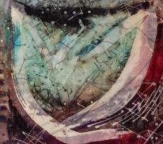 Een abstract schilderij waarin vormen lijken te dragen zonder te bezitten. Brede, lichte lijnen buigen zich om een open midden, als een gebaar dat ondersteunt maar niets vasthoudt, een omhulling zonder afsluiting. Binnen die ruimte zweven zachte blauwgroene tinten, transparant en ademend, doorkruist door fijne lijnen en tekens die komen en gaan. Donkere accenten en spatten raken het oppervlak, maar nestelen zich nergens definitief. Aan de randen gloeit een warmere, roodbruine toon, als een stille tegenkracht die het geheel omkadert zonder het te begrenzen. Het schilderij voelt als een evenwicht in beweging, waar dragen niet betekent vasthouden, en waar alles mag rusten zonder ooit stil te vallen.