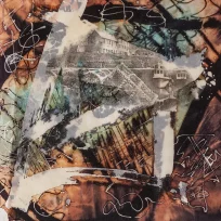 Een abstract schilderij waarin beelden niet verdwijnen, maar zich blijven herinneren in lagen. Fragmenten schuiven over elkaar heen en lijnen, vlakken, gebaren vormen samen een veld waarin het verleden door het heden heen zichtbaar blijft. In het midden duikt een vervaagd beeld op, een haventje met bootjes, krabbenkorven en een gebouw aan de kade. Het verschijnt niet scherp, maar als een herinnering die door de verf heen ademt, gedeeltelijk bedekt, gedeeltelijk blootgelegd. Alsof het beeld niet wordt weergegeven, maar terugkeert. Daaromheen bewegen warme roesttinten en koele groenblauwe velden, die elkaar afwisselen en doorkruisen. Brede, lichte banen trekken over het oppervlak als pogingen om het beeld te ordenen, maar laten steeds iets doorschemeren van wat daaronder ligt. Fijne lijnen en spatten verbinden de lagen als sporen van tijd, tekens van wat geweest is en nog steeds doorwerkt. Het werk ademt een gelaagde herinnering, een beeld dat niet vastligt in één moment, maar zich telkens opnieuw vormt uit wat blijft hangen onder de oppervlakte.