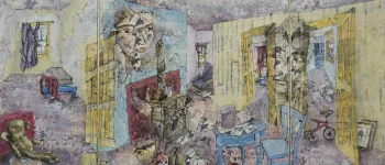 Waar het vorige schilderij gesloten bleef, stil en verzegeld, stromen hier de herinneringen uit. Een uitgestrekte, gelaagde ruimte waarin kamers zich openen als bladzijden van een herinnering die zich niet laat sluiten. De muren dragen gezichten van een vrouw en een man, zacht en verweerd, die tegelijk kijken en oplossen, alsof ze deel zijn geworden van de tijd zelf. In de achtergrond, verweven met de verf en structuur verschijnen vage huizen, lichte contouren van gevels en ramen die als een tweede, verre werkelijkheid door de ruimte heen schemeren, alsof binnen en buiten zich niet langer laten scheiden. Deuren staan open naar andere vertrekken, waar stoelen scheef staan, een kinderfietsje wacht, en een tafel vol kleine voorwerpen het leven in fragmenten vasthoudt. Een versleten knuffel ligt verlaten, terwijl ergens een kachel nog de echo draagt van warmte die er niet meer is. Alles lijkt in beweging en toch stil te staan, een wereld waarin binnen en buiten, heden en verleden, door elkaar heen schuiven. Het is een plek waar herinneringen niet verdwijnen, maar zich blijven herschikken, als schaduwen die zachtjes over elkaar heen glijden. Een schilderij over het moment waarop je terugkijkt en alles tegelijk ziet. Niet één herinnering, maar een stroom. Niet één verhaal, maar vele, die door elkaar heen lopen.