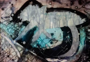 Een abstract schilderij waarin beweging zichtbaar is, maar gedragen wordt door een diepe, stille kern. Gebogen, lichte vormen snijden en cirkelen door het beeld als dynamische gebaren, terwijl donkere accenten en lijnen een gevoel van richting en spanning toevoegen. Daarachter opent zich een koel blauwgroen veld, waarin de ondergrond zichtbaar blijft, vage, verticale vormen van bomen die als schaduwen oprijzen. Ze staan stil, bijna verstild, en vormen een tegengewicht voor de beweging die zich ervoor afspeelt, alsof het landschap de rust bewaart waartegen alles zich aftekent. Fijne lijnen en spatten verspreiden zich als sporen van actie, maar ze verstoren de stilte niet, ze lijken er juist uit voort te komen. Het geheel ademt een stille spanning, alles is in beweging, maar ergens, diep in het midden, heerst een kalmte die niets hoeft te bewijzen. Een stilte die blijft, zelfs wanneer alles daaromheen verschuift.