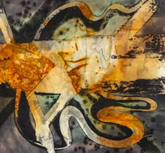 Een abstract schilderij waarin fragmenten zich losmaken en tegelijk naar elkaar toe bewegen. Vormen lijken uit elkaar te vallen, hoekig, gebroken, verschuivend, maar blijven toch verbonden in een onderliggende samenhang. Een brede, lichte baan doorsnijdt het beeld en brengt een moment van rust, terwijl daaronder warme roesttinten zich verspreiden als een stroming die alles met elkaar verbindt. Donkere lijnen en vlakken trekken uiteen, maar kruisen elkaar opnieuw in onverwachte richtingen. Kleine stippen en sporen duiken op als restanten van contact, kort, vluchtig, maar voldoende om iets bijeen te houden. Het werk beweegt tussen loslaten en samenkomen, waar wat uiteenvalt nooit volledig verdwijnt, en wat samenvalt nooit helemaal vastligt.