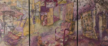 Een uitwaaierende wereld in drie delen, waarin kamers zich openen als herinneringen die over elkaar heen schuiven. Links rust een vrouwenfiguur onder een fragiele parasol, omringd door koffers, alsof vertrek en blijven tegelijk mogelijk zijn. In het midden staan deuren wijd open, leidend naar andere ruimtes vol stoelen, tassen, koffers en kleine, achtergelaten sporen van leven. In de ondergrond, half verborgen maar voortdurend aanwezig, liggen oude foto’s verscholen. Flarden van teksten, alsof ze afkomstig zijn van beterschapskaarten, duiken op tussen de lagen verf, woorden van hoop die nu zacht vervagen maar niet verdwijnen. Tussen die lagen slingert klimop, dun en hardnekkig, als iets dat ondanks alles blijft groeien. Een koffer verschijnt en verdwijnt tegelijk, als een stil teken van vertrek of van een reis die niet zelf gekozen is. Hier en daar tekent zich een klein Mariabeeld af, fragiel en waakzaam, als een stille aanwezigheid van troost. Wegwijzers lijken hun richting verloren te hebben, verschoven, onleesbaar bijna, alsof de toekomst niet meer eenduidig is. Op de grond zit een zachte knuffel, stil en wachtend, terwijl papieren en voorwerpen zich verspreiden als losse gedachten. Rechts kantelen fotolijsten en deuren, en verschijnen opnieuw twee gezichten, een man en een vrouw, vaag maar indringend, die toekijken terwijl alles langzaam uiteenvalt en weg lijkt te stromen. De kleuren, roze, oker, paars, ademen een zachte onrust. Alles lijkt onderweg en toch vastgezet: een plek waar herinneringen zich blijven verplaatsen, zonder ooit echt te vertrekken. Het is een ruimte van verlies en onthulling tegelijk, geschilderd vanuit een moment waarop de tijd plots een andere lading krijgt. Wat verborgen was komt naar de oppervlakte, niet als antwoord maar als gelaagdheid, een plek waar kwetsbaarheid zichtbaar wordt en waar herinneringen, hoop en angst zich met elkaar verweven, zonder ooit volledig uit te spreken wat er gaande is. In dit drieluik een verhaal over een innerlijke reis, dat zich langzaam ontvouwt in lagen van herinnering. Niet alleen van plaats naar plaats, maar van toestand naar toestand. Over wat je meeneemt, wat je achterlaat, en hoe je onderweg verandert, soms zonder dat je het zelf merkt.