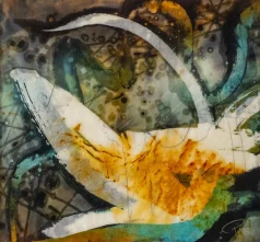 Een abstract schilderij waarin nabijheid en afstand voortdurend met elkaar in gesprek lijken. Zachte, witte vormen buigen en strekken zich over het doek als gebaren die willen raken, maar net niet volledig samenvallen. Onder deze beweging liggen zachte lagen van groen en blauw, waarin vlekken en sporen zich verspreiden als herinneringen die niet scherp willen worden. In het midden gloeit een warme, roestkleurige zone, alsof daar even iets samenkomt, een moment van contact dat weer uit elkaar valt. Fijne lijnen, vlekken en spatten bewegen zich als echo’s van eerdere aanrakingen, sporen die blijven hangen zonder zich vast te zetten. Het werk ademt een stille spanning: het verlangen om te verbinden, en de onvermijdelijke ruimte die tussen elke aanraking blijft bestaan.