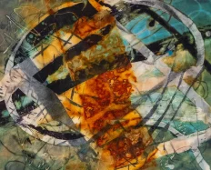 Een abstract schilderij waarin het op geen enkel moment tot stilstand komt. Vormen draaien, schuiven en overlappen elkaar in een voortdurende stroom, alsof het beeld zichzelf steeds opnieuw herschrijft. In het midden stroomt een warme, roestkleurige kern die als een zwaartepunt lijkt, maar nooit werkelijk fixeert. Daaromheen bewegen gebogen, lichte lijnen als banen die zich om iets heen slingeren zonder het ooit vast te leggen. Donkere, scherpe accenten snijden door de compositie en versterken het gevoel van versnelling, terwijl groen- en blauwtinten diepte suggereren zonder een plek van rust te bieden. Fijne lijnen, spatten en sporen bewegen door het geheel, alsof elke handeling onmiddellijk wordt opgevolgd door een volgende. Het werk ademt een ononderbroken dynamiek, een beweging die geen begin en geen einde kent, en waarin een rustpunt nooit ontstaat.