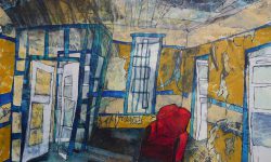 Een ruimte die lijkt te kantelen onder het gewicht van tijd, waar muren scheuren en deuren zich openen zonder duidelijke richting. Het geel van de wanden en het blauw van de lijnen botsen en vloeien tegelijk, als herinneringen die elkaar doorkruisen. In het midden staat een rode stoel, stil en alleen, als een anker in een wereld die verschuift. Ramen en deuren staan open, maar leiden nergens eenduidig naartoe, alleen naar meer lagen, meer echo’s van wat was. Over het geheel liggen flarden tekst en papier verweven in het beeld, alsof verhalen zich hebben vastgezet in het oppervlak zelf. Alles ademt een lichte onrust, een fragiele balans tussen structuur en verval, een plek waar de werkelijkheid begint te verschuiven en herinnering het overneemt. Een schilderij over de fragiliteit van herinnering, over hoe plaatsen blijven bestaan, maar langzaam veranderen in iets wat je alleen nog kunt voelen, niet meer volledig kunt zien.