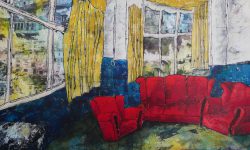 Een lichte kamer waarin kleur en stilte elkaar ontmoeten. Grote ramen openen zich naar een vervaagde buitenwereld, waar huizen als herinneringen door het glas heen schemeren. Gele gordijnen hangen zwaar en zacht, alsof ze het licht proberen vast te houden. In de ruimte staan rode banken en een fauteuil, warm en aanwezig, als eilanden van comfort in een verder dromerig geheel. De vloer en muren dragen sporen van andere tijden, lagen die zich niet helemaal laten uitwissen. Alles voelt open en toch ingehouden, een plek waar het buiten naar binnen lekt, en waar het alledaagse langzaam oplost in iets dat meer lijkt op een herinnering dan op een moment. Een schilderij over stilte die niet leeg is, maar gevuld met wat is geweest, met wat niet meer wordt uitgesproken, en met alles wat nog voelbaar aanwezig blijft in een ruimte die wacht.