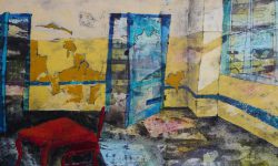 Een lege kamer waar het licht aarzelend binnenvalt door ramen die meer herinneren dan tonen. De muren, geschilferd en gescheurd, dragen sporen van wat ooit stevig en helder was. Een blauwe deur staat halfopen, alsof ze uitnodigt en tegelijk iets achterhoudt, een doorgang naar een wereld die vaag en verschoven lijkt. Buiten en binnen vloeien in elkaar over in zachte, vervagende lagen. In de ruimte staat slechts een rode tafel en stoel, klein maar fel aanwezig, als een laatste teken van leven in een verder verlaten omgeving. Op de vloer weerspiegelen zich fragmenten van huizen, alsof de buitenwereld hier langzaam is binnengedrongen. Alles ademt stilte en overgang, een plek waar iets net is verdwenen, en waar de ruimte zelf nog probeert te begrijpen wat er achterbleef. Een schilderij over de ruimte tussen vertrekken en blijven, over een moment dat nog niet besloten is, waarin alles open ligt, maar niets zeker is.